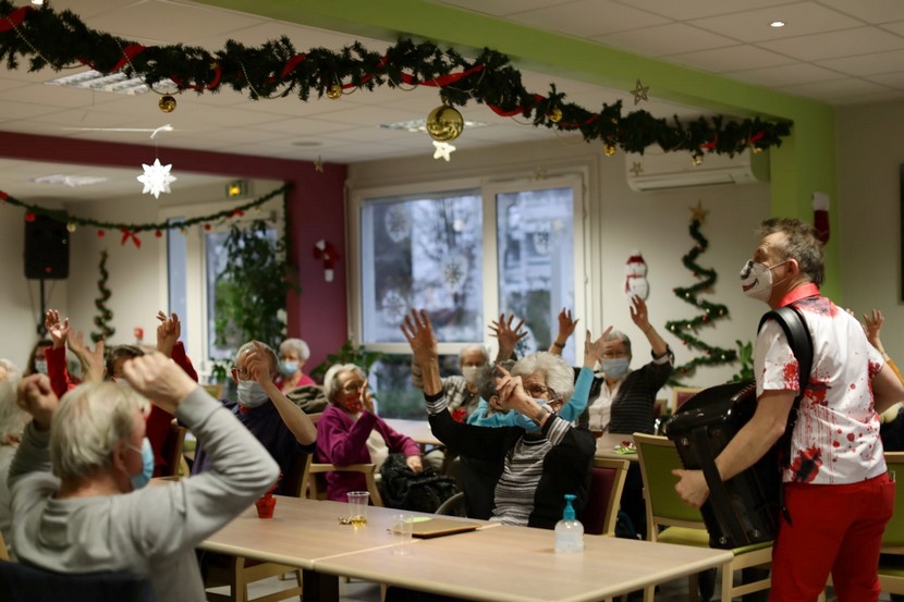 Jeu musical en maison de retraite à l'accordéon